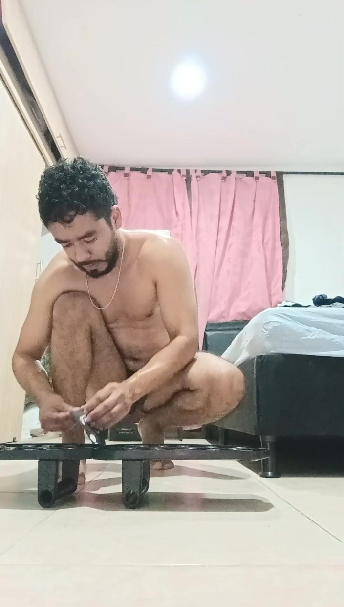 Tommhot: Homem se exercitando, suando e se masturbando