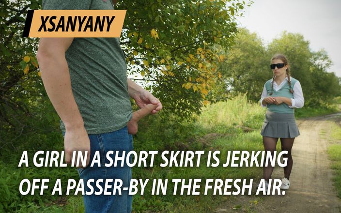 XSanyAny and ShinyLaska: 一个穿着短裙的女孩在新鲜空气中给一个路人撸管。