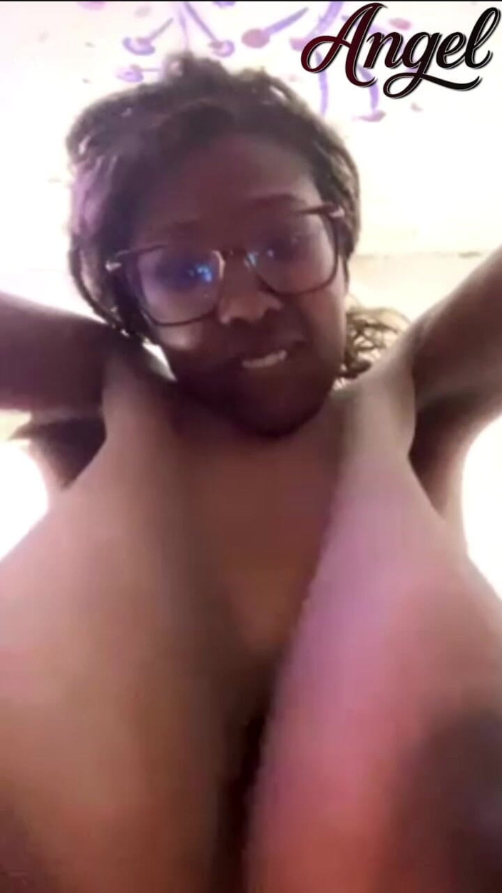 Angel Big B: Menari, pamer, dan menggosok wajah Anda yang besar