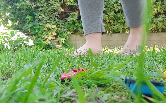 Nicoletta Embassi: 汗だくの大きな足を持つ巨大娘がおもちゃの車を潰して全部ぶっ壊す