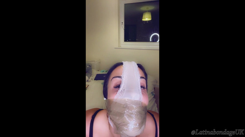 Latina Fetish: Latina mit höschen geknebelt und mit einem Wrap-Gag geklebt! 