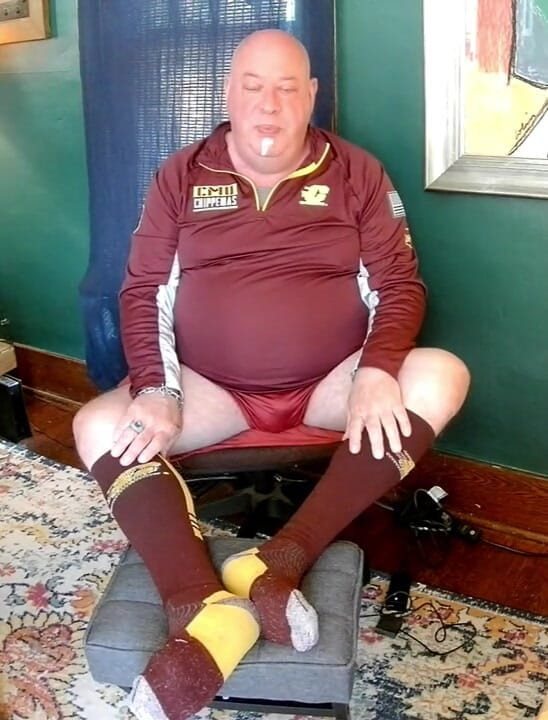 beardaddychub: Trainer lehrt spieler, wie man Stress abbaut!
