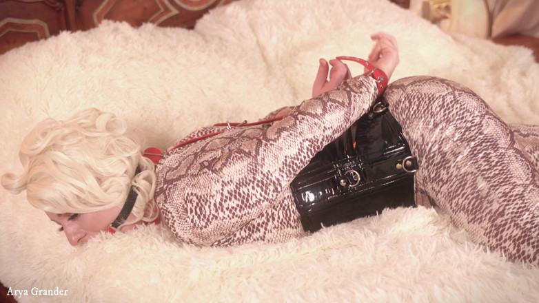 Arya Grander: คุณแม่ผมทองขี้เซ่อในชุดสแปนเด็กซ์