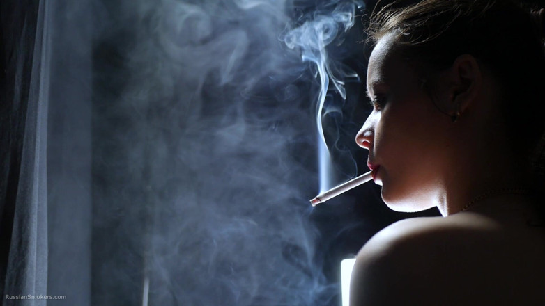 Russian Smokers: สาวสีผมบรูเน็ตเปลือยกายสูบบุหรี่ในละคร