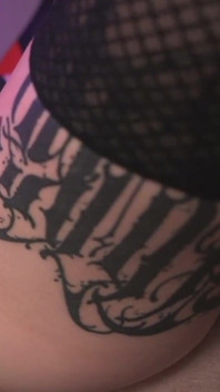 Fată transsexuală gotică sexy este lărgită de un vibrator masiv pe mașina de futut