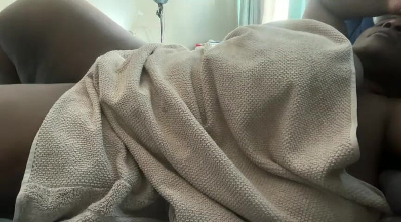 Legendary Booty Overdose: MILF montel super saiz merintih dan melancap di katil