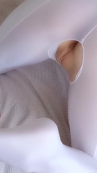 Footjob in calze sexy provocanti e sborra sulla mia figa