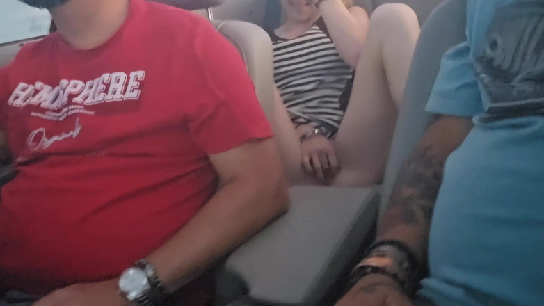 Sparowdox: Si blonde bermata biru panas berkongkek dildo di belakang tukar