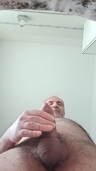 Tutorial pentru un masaj plăcut al penisului cu un flux de spermă pe ecranul smartphone