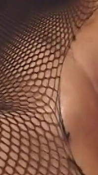 網タイツ姿のブロンドの美女が深いアナルパンチを受ける