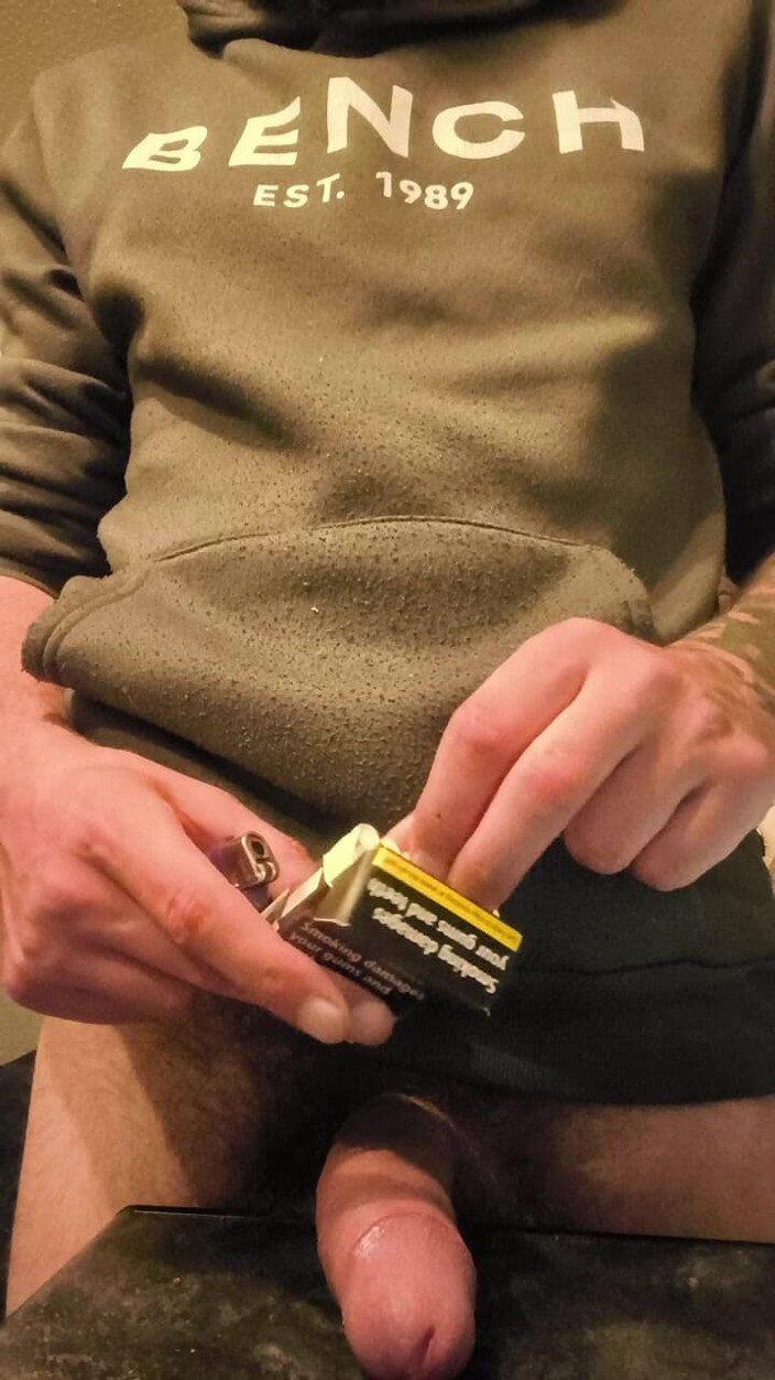 Smoking stoker: Fumando e masturbando
