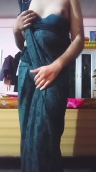 Indický Gay Crossdresser Spodní Lisování a Hraní Se Svými Velkými Prsy V Černé Sárí, Skutečný Domácí XXX Sex
