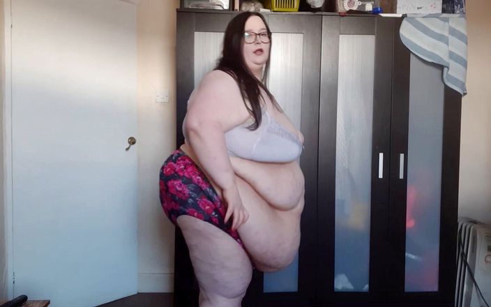SSBBW Lady Brads: 超级肥胖的白人女性脱衣服并摇晃屁股
