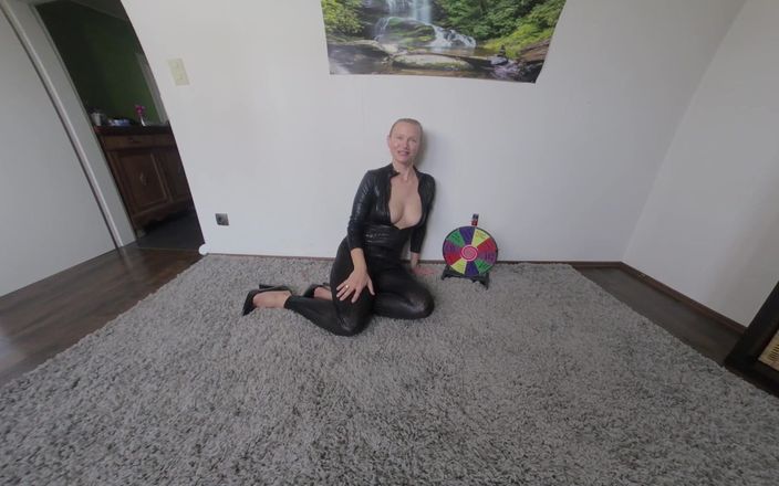 BlondeHexe VR: Napalona kobieca dominacja kręci kołem, by się szarpać