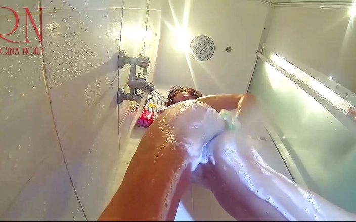 Regina Noir: शॉवर में कैमरा। शॉवर में एक युवा नग्न लड़की साबुन से धोई जाती है।