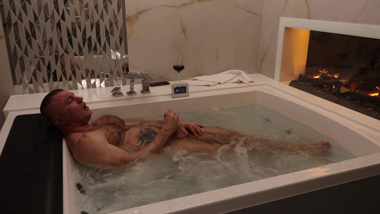 Dante no.1: Semental muscular peludo: strip de jacuzzi de lujo y masturbación...