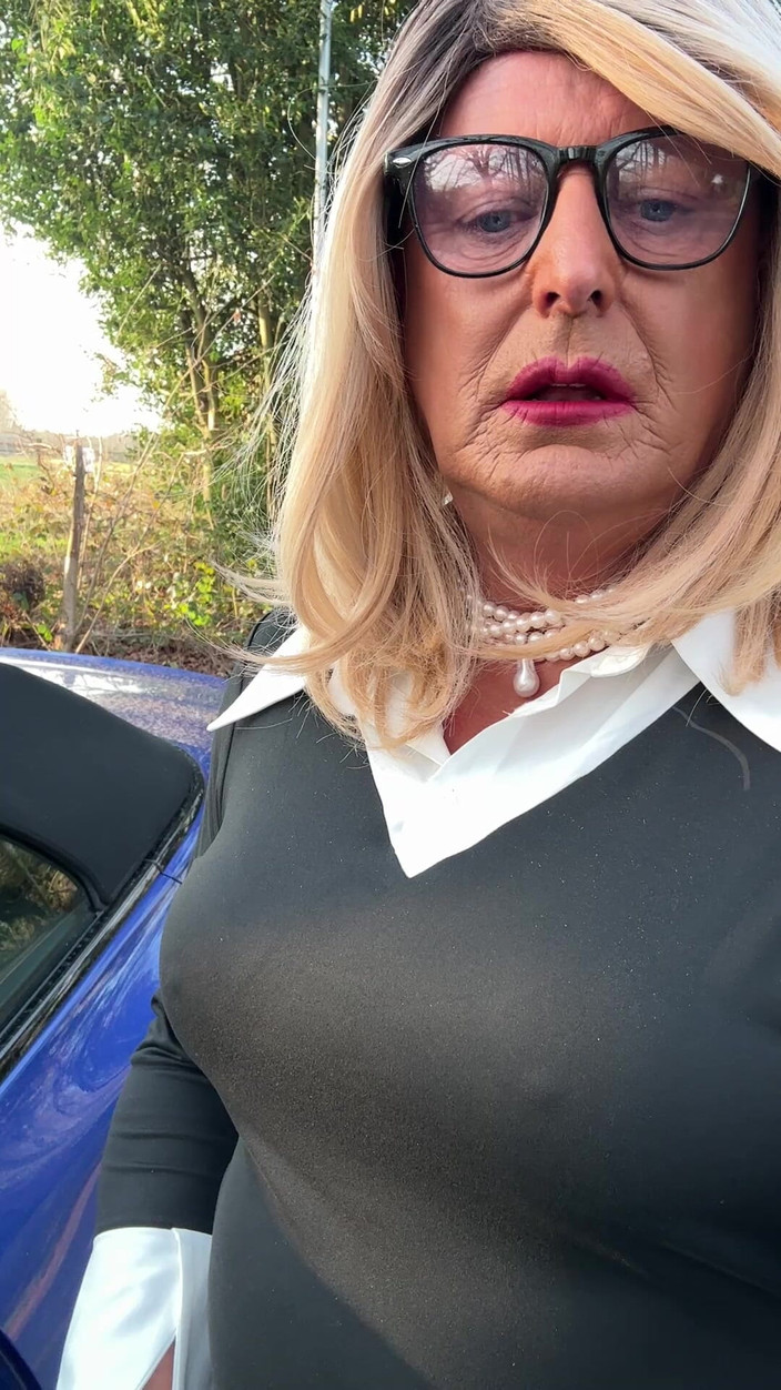 Kellycd2022: Seksowny Crossdresser Kellycd2022 Walk Down the Lane
