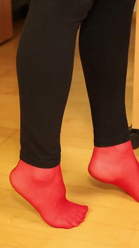 Peeptoe Dangling em meias vermelhas e leggings pretas