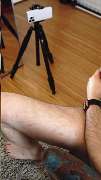 Papabear se regarde se branler en exposant son cul et ses pieds