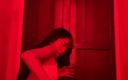 Emma Thai: Emma Thai fazendo provocação anal e brincadeira anal no banheiro...