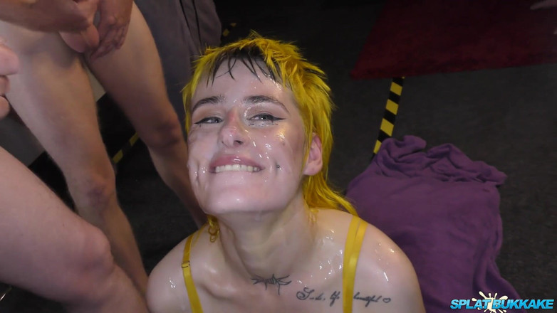 100% Amateur Gangbang and Bukkake from the UK!: लम्पट बदमाश रंडी lana Banana कुछ बेहतरीन फेशियल लेती है