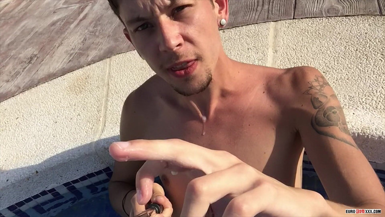 Euro boy xxx: Grande porra bombeando ao ar livre