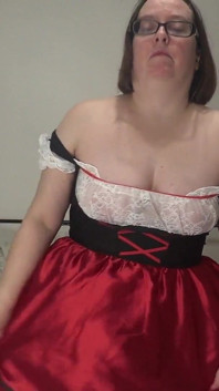 Jugando conmigo en traje de mozo sexy en botines