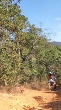 झरने वाले दोस्त पर युवा लड़की के साथ सेक्स करना फिल्माना