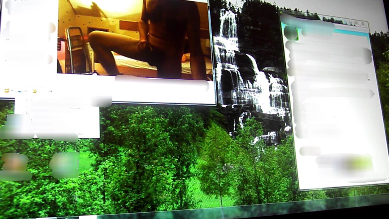 Mark Hannes: Sexdoll thủ dâm trực tiếp trên Skype