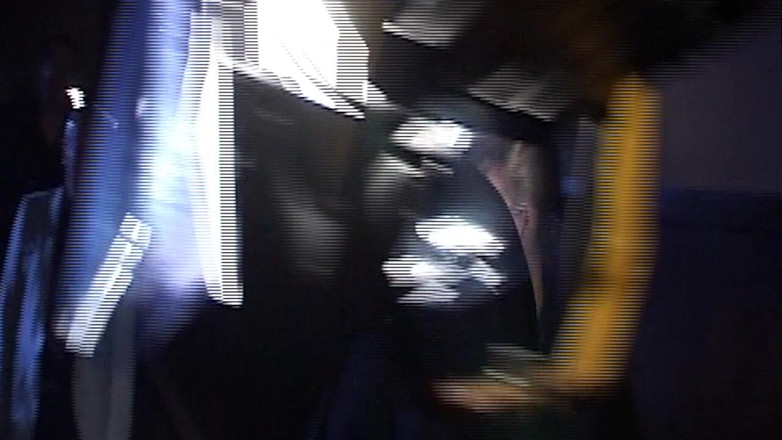 Erotic Club: Blonde babe beft poesje terwijl ze op zijn hondjes wordt...