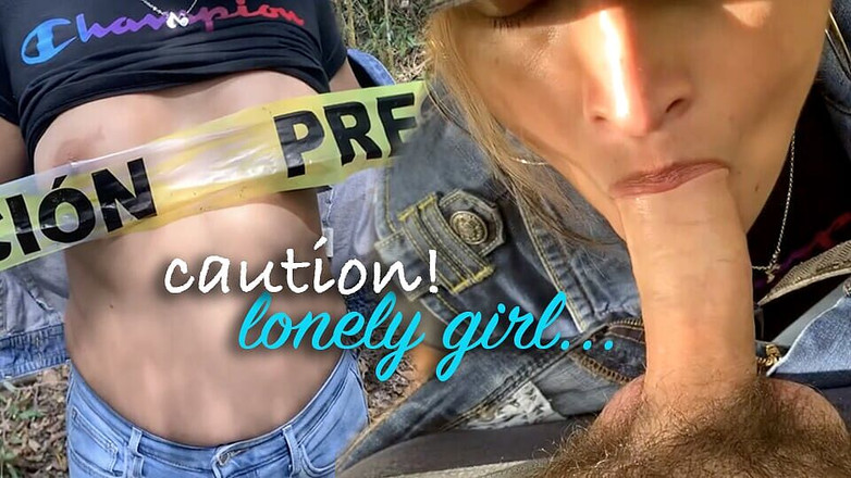 JazminGold: Prudence! Une MILF solitaire et sexy se promène dans les...