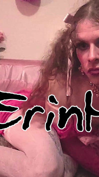 Beyaz naylon çoraplı genç trans sarışın Erin Hawk ilk seks makinesi ve dildo