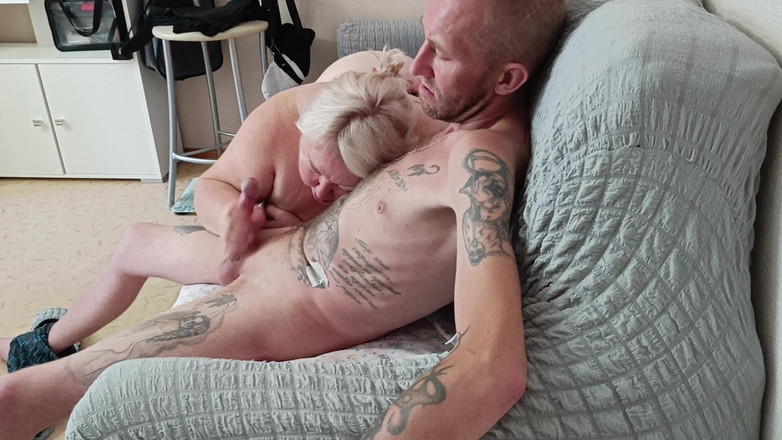 Zona901: Macocha tak dobrze ssie kutasa, aż spuszczę