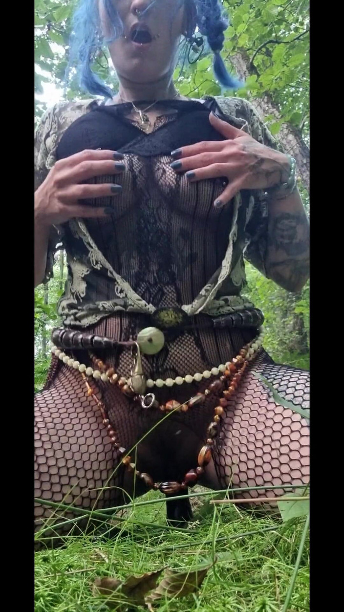 Mania Pigmilk: Gobilngirly cavalca un dildo nella foresta
