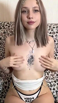 Gentil Hermanastra Juega Con Su Lindo Cuerpo