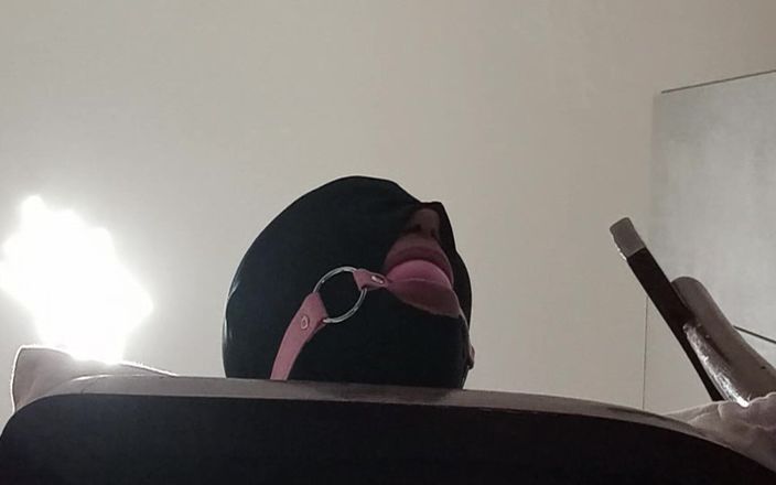 LauraOnHeels: Une MILF ligotée, aux yeux bandés et aux couilles se...