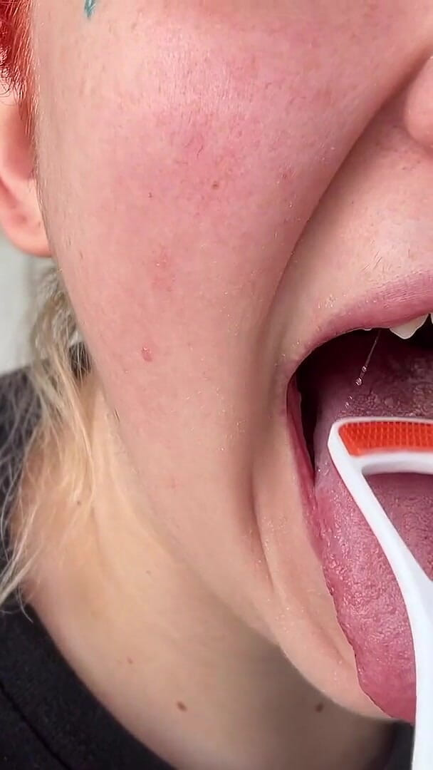 Lenna Lux: Cepillado de lengua