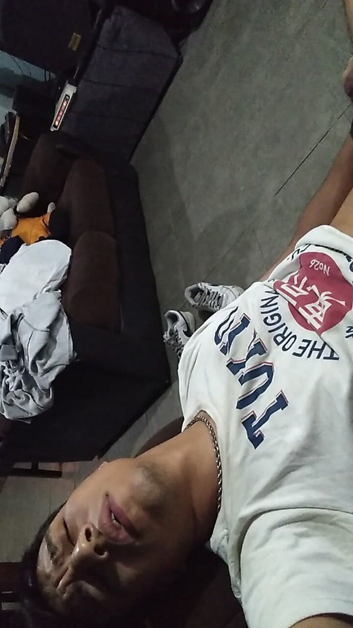 AlexAlejandro13: Acariciando meu pau no chão