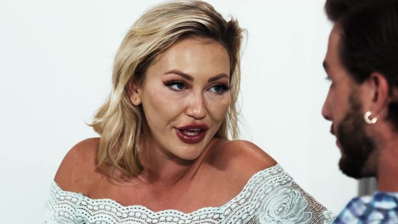 Nuru Massage: Nuru masáž - nezbedná lesbická holka Adira Allure podvádí svou manželku...