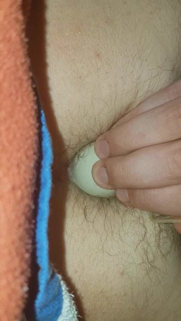 Asgartin: Escancarada minha bunda apertada com 3 bolas de tênis de mesa