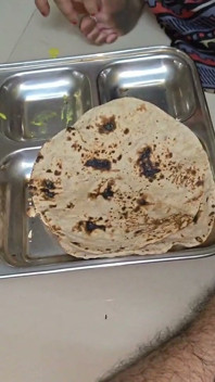Atrapé a mi cuñada mientras estaba comiendo.