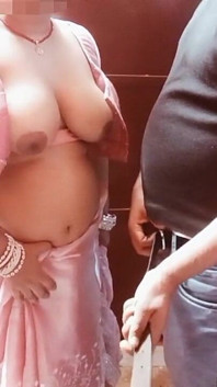 Bhabhi Ấn Độ rất xinh đẹp đã bú.