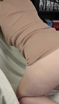 섹스 머신을 사용하여 하드 오르가즘을 느끼는 Nerdy Nympho