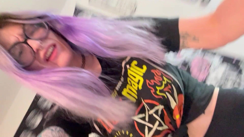 Peppermint Giantess: Piedi sporchi che giocano ai videogiochi