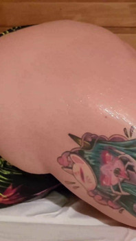 Me follé la boca de una rubia tetona caliente en la sauna y la azotaba con una escoba
