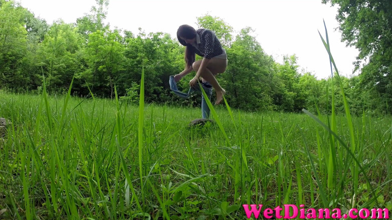 Wet Diana: chattan par peshaab karna