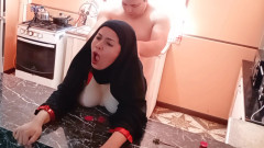 BBW Kelly Mom: Awek Arab berkongkek dengan tudung di dapur