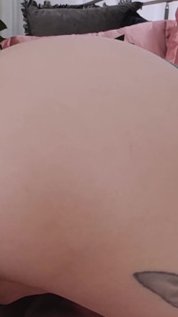 MILFka s ohebnýma nohama protahuje její těsný zadek
