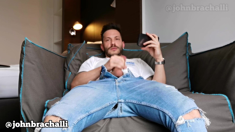 John Brachalli: John Brachalli che si masturba