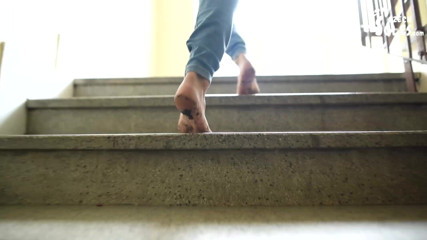 Czech Soles - foot fetish content: Cammina a piedi nudi e prende le sue suole sexy...